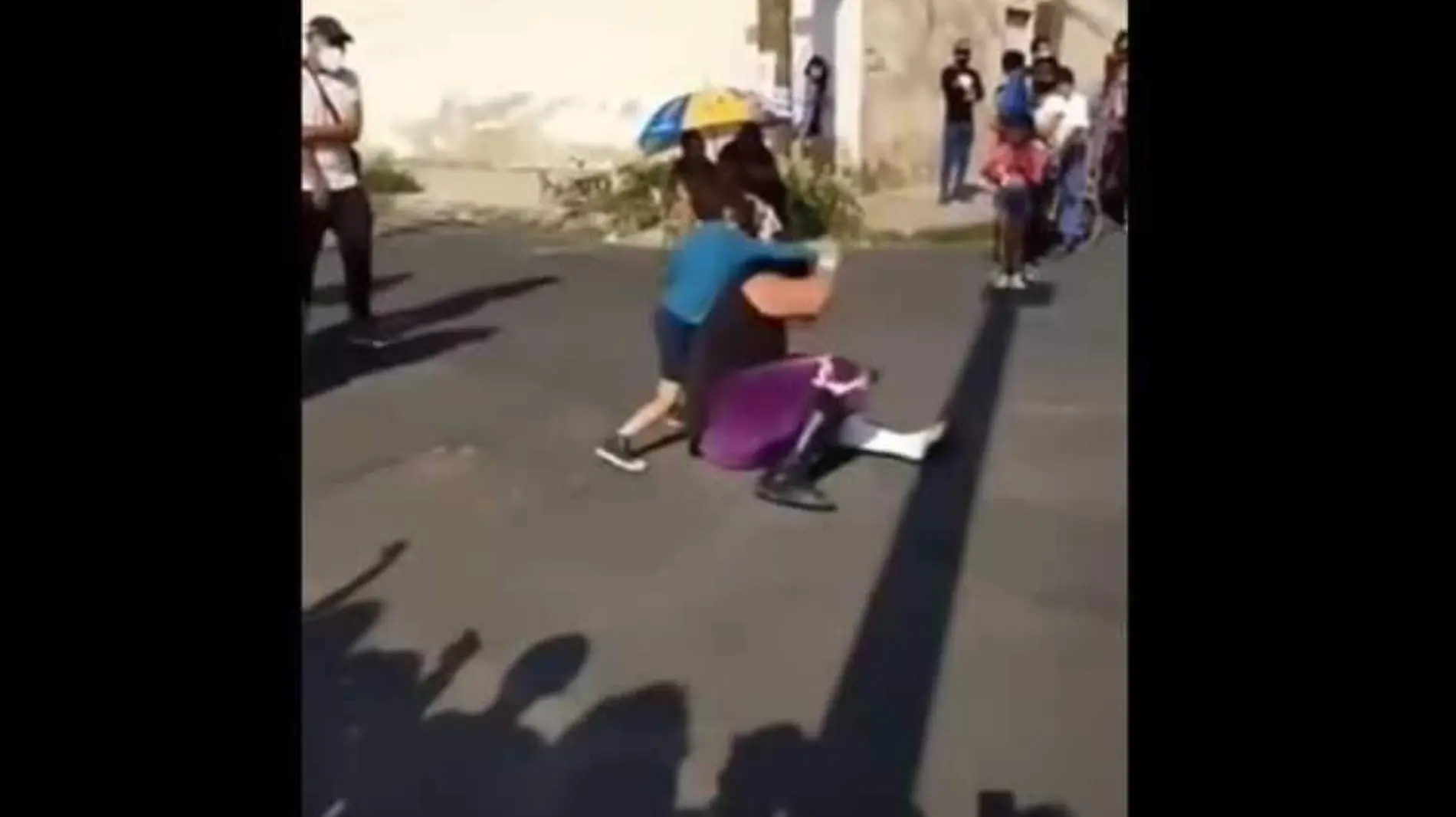 luchador golpea a niño